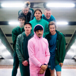 Botticelli Baby in front of an escelator (by Martin Hinse)